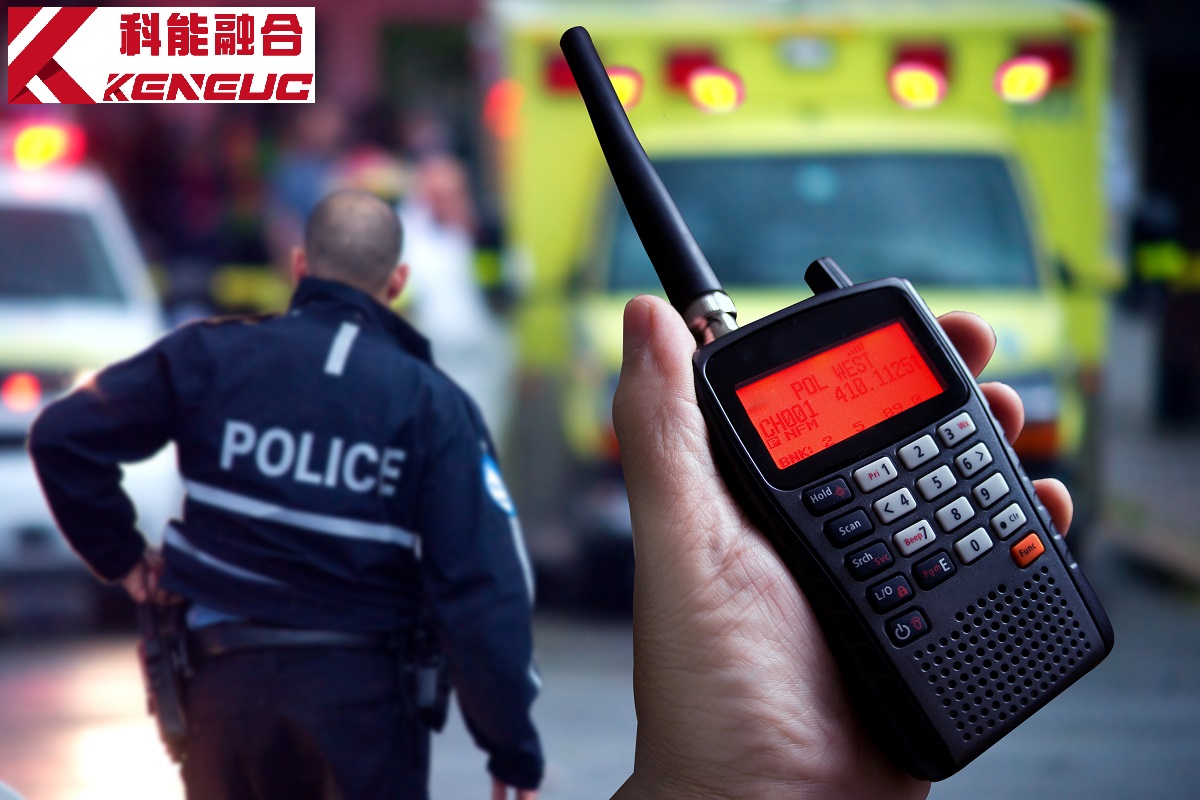 警察使用对讲机 警察使用对讲机